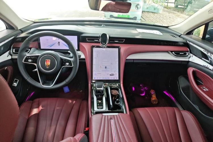Used Hongqi H5 2025 2.0T Automatic Flag Edition – 500 000 Units Commemorative Version Center Console