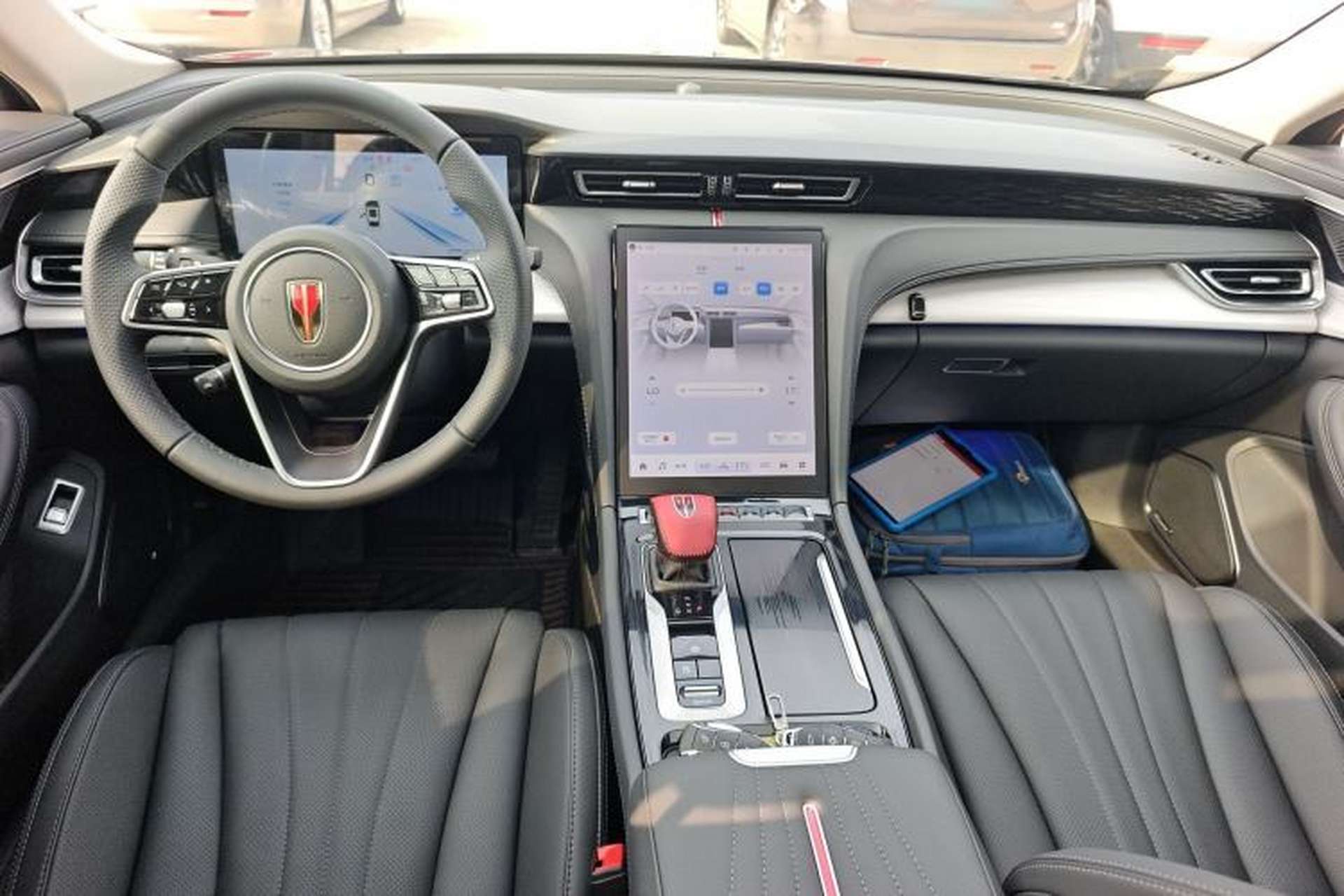 Used Hongqi H5 2025 2.0T Automatic Flag Edition – 500 000 Units Commemorative Version Center Console