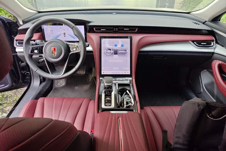 Used Hongqi H5 2025 2.0T Automatic Flag Edition – 500 000 Units Commemorative Version Center Console