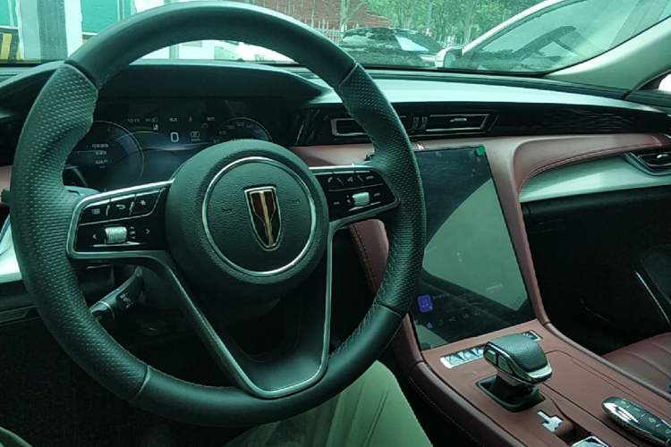 Used Hongqi H5 2025 2.0T Automatic Flag Edition – 500 000 Units Commemorative Version Center Console