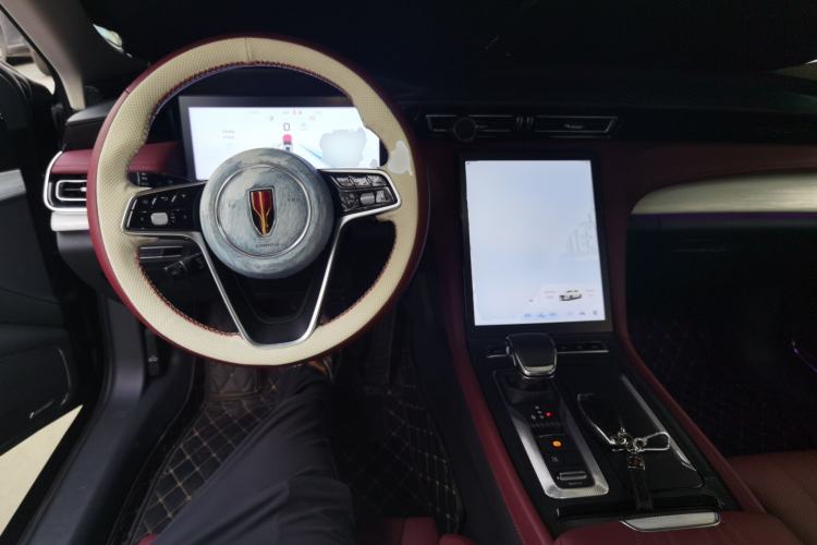 Used Hongqi H5 2025 2.0T Automatic Flag Edition – 500 000 Units Commemorative Version Center Console