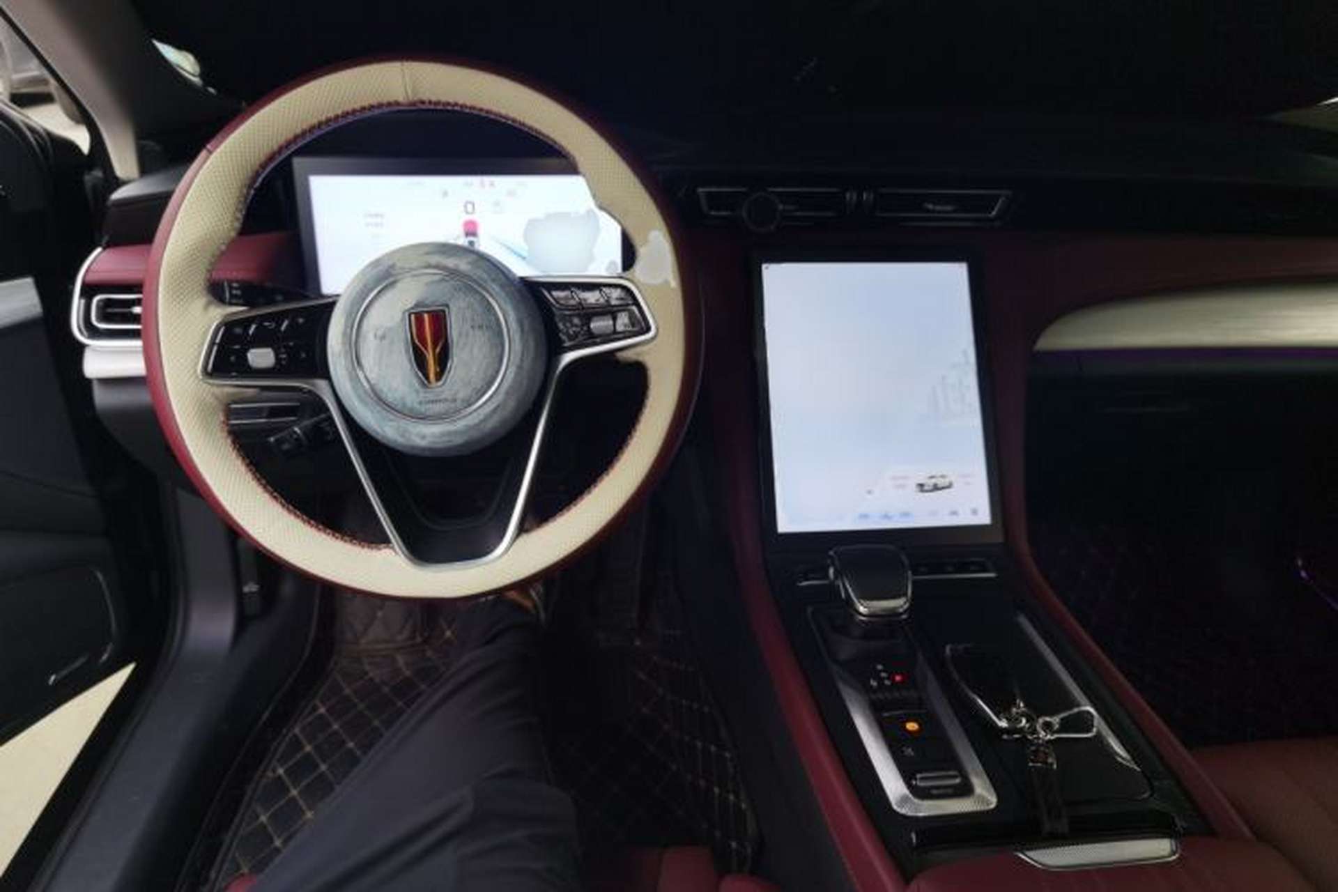 Used Hongqi H5 2025 2.0T Automatic Flag Edition – 500 000 Units Commemorative Version Center Console