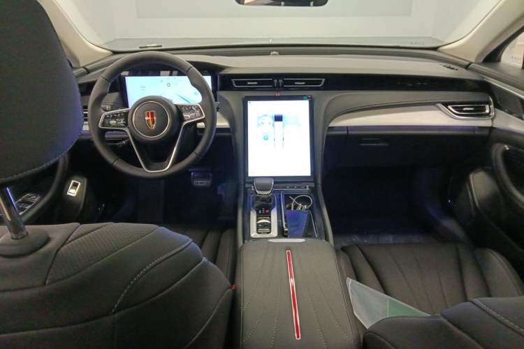 Used Hongqi H5 2025 2.0T Automatic Flag Edition – 500 000 Units Commemorative Version Center Console