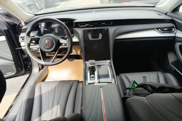 Used Hongqi H5 2025 2.0T Automatic Flag Edition – 500 000 Units Commemorative Version Center Console