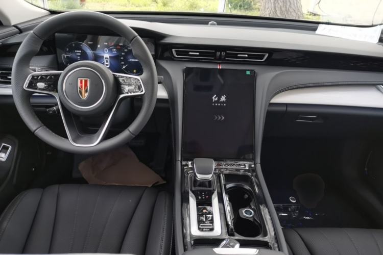 Used Hongqi H5 2025 2.0T Automatic Flag Edition – 500 000 Units Commemorative Version Center Console