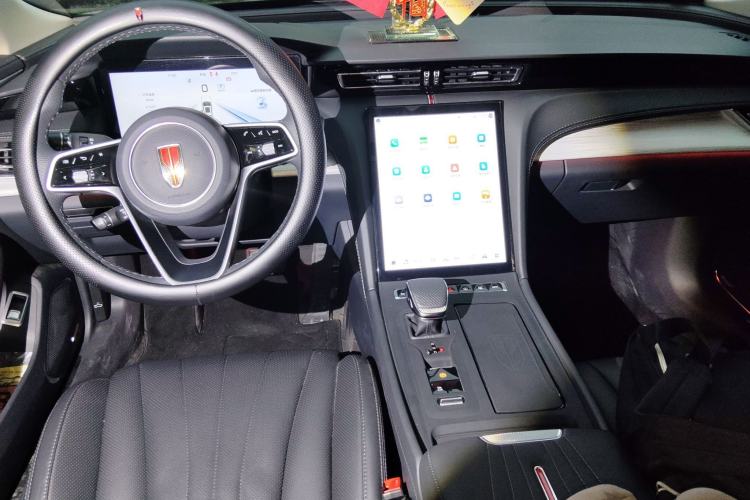 Used Hongqi H5 2025 2.0T Automatic Flag Edition – 500 000 Units Commemorative Version Center Console
