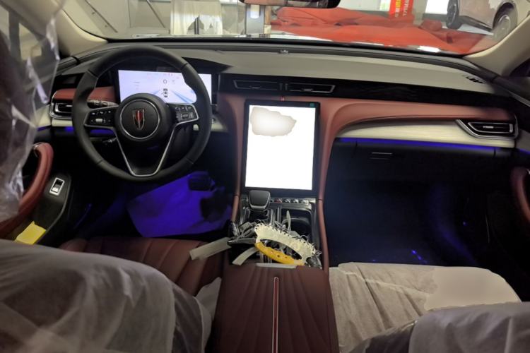 Used Hongqi H5 2025 2.0T Automatic Flag Edition – 500 000 Units Commemorative Version Center Console
