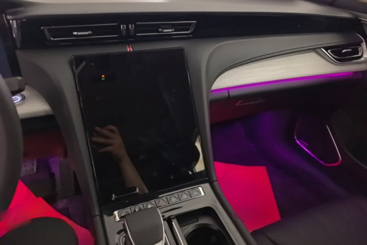Used Hongqi H5 2025 2.0T Automatic Flag Edition – 500 000 Units Commemorative Version Center Console