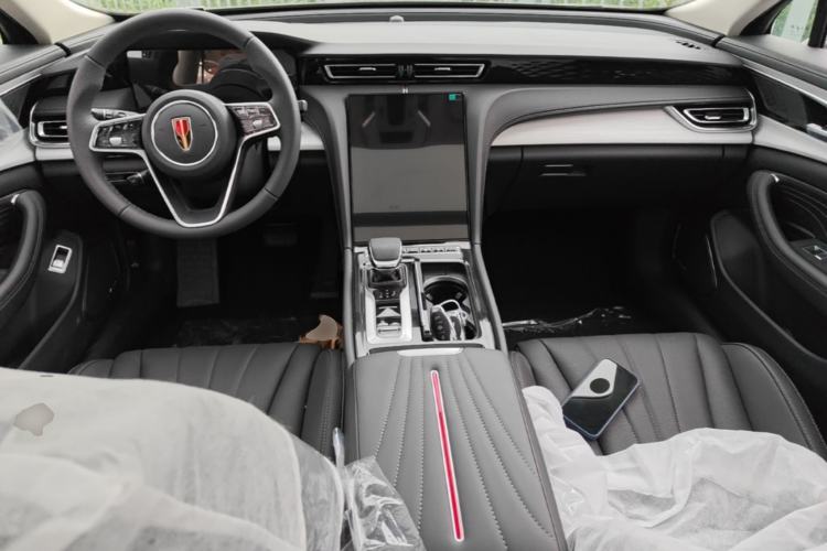Used Hongqi H5 2025 2.0T Automatic Flag Edition – 500 000 Units Commemorative Version Center Console