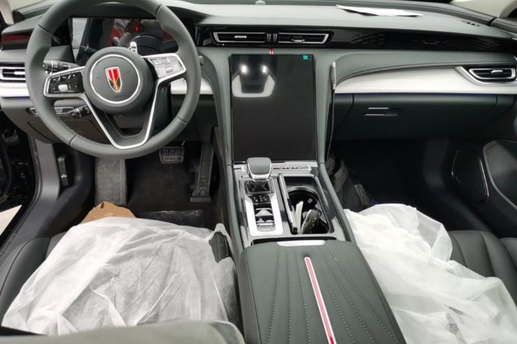 Used Hongqi H5 2025 2.0T Automatic Flag Edition – 500 000 Units Commemorative Version Center Console