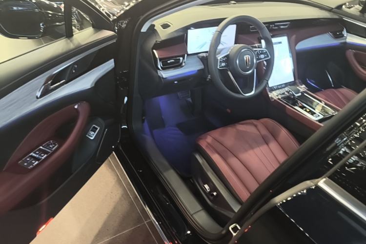 Used Hongqi H5 2025 2.0T Automatic Flag Edition – 500 000 Units Commemorative Version Driver Seat