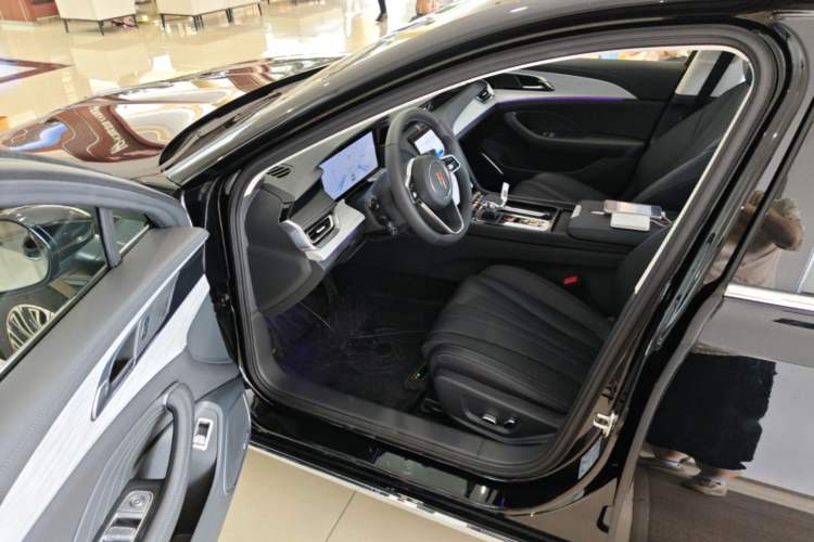 Used Hongqi H5 2025 2.0T Automatic Flag Edition – 500 000 Units Commemorative Version Driver Seat