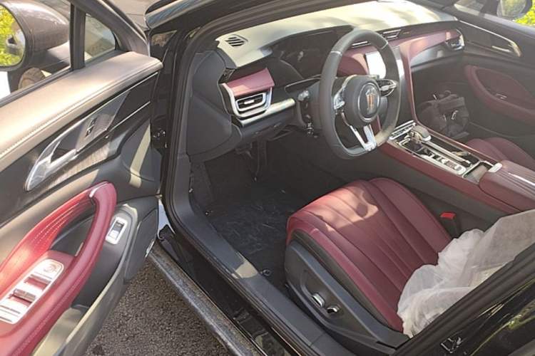 Used Hongqi H5 2025 2.0T Automatic Xuan Ying Edition Driver Seat
