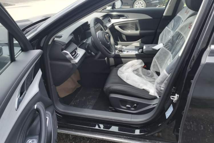 Used Hongqi H5 2025 2.0T Automatic Flag Edition – 500 000 Units Commemorative Version Driver Seat