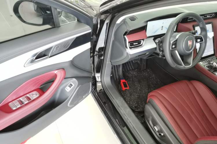 Used Hongqi H5 2025 2.0T Automatic Flag Edition – 500 000 Units Commemorative Version Driver Seat