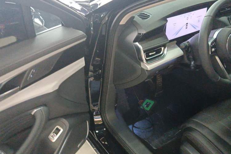 Used Hongqi H5 2025 2.0T Automatic Flag Edition – 500 000 Units Commemorative Version Driver Seat