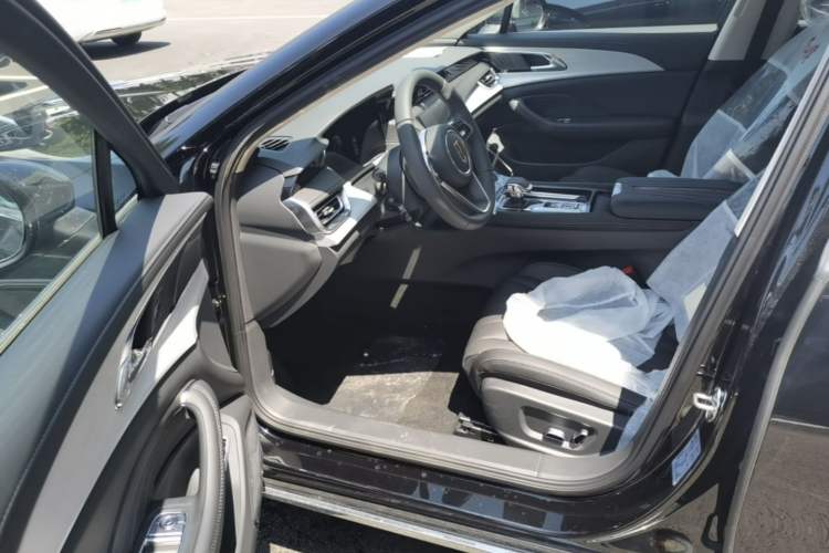Used Hongqi H5 2025 2.0T Automatic Flag Edition – 500 000 Units Commemorative Version Driver Seat