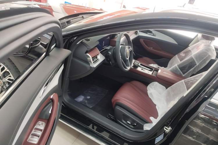 Used Hongqi H5 2025 2.0T Automatic Flag Edition – 500 000 Units Commemorative Version Driver Seat