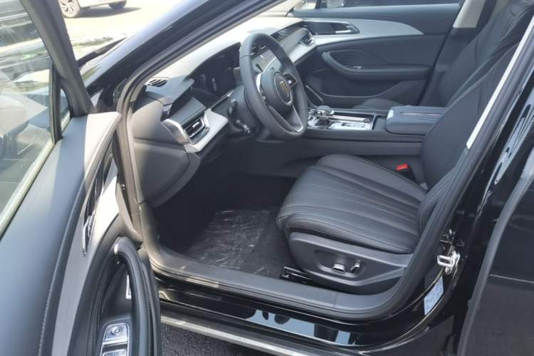 Used Hongqi H5 2025 2.0T Automatic Flag Edition – 500 000 Units Commemorative Version Driver Seat