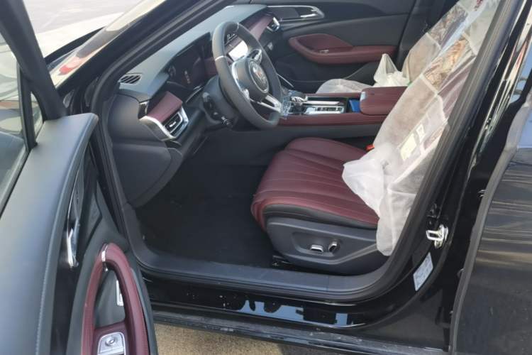 Used Hongqi H5 2025 Model 2.0T Automatic Xuan Ying 2 Million Units Commemorative Edition Driver Seat