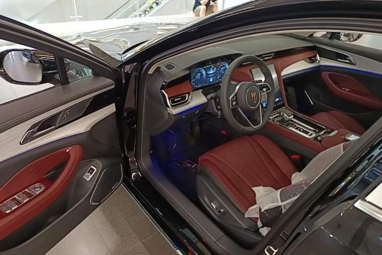 Used Hongqi H5 2025 2.0T Automatic Flag Edition – 500 000 Units Commemorative Version Driver Seat