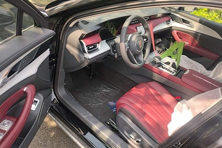 Used Hongqi H5 2025 2.0T Automatic Flag Edition – 500 000 Units Commemorative Version Driver Seat