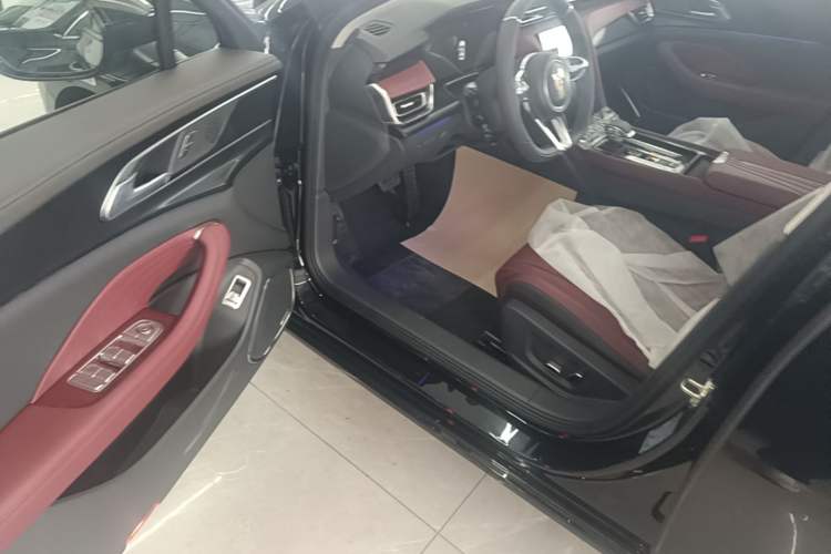 Used Hongqi H5 2025 Model 2.0T Automatic Xuan Ying 2 Million Units Commemorative Edition Driver Seat