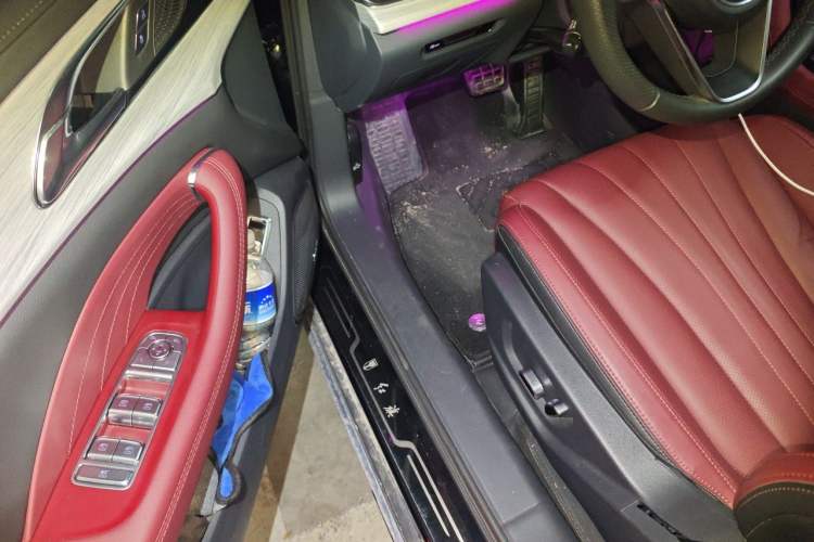 Used Hongqi H5 2025 2.0T Automatic Flag Edition – 500 000 Units Commemorative Version Driver Seat