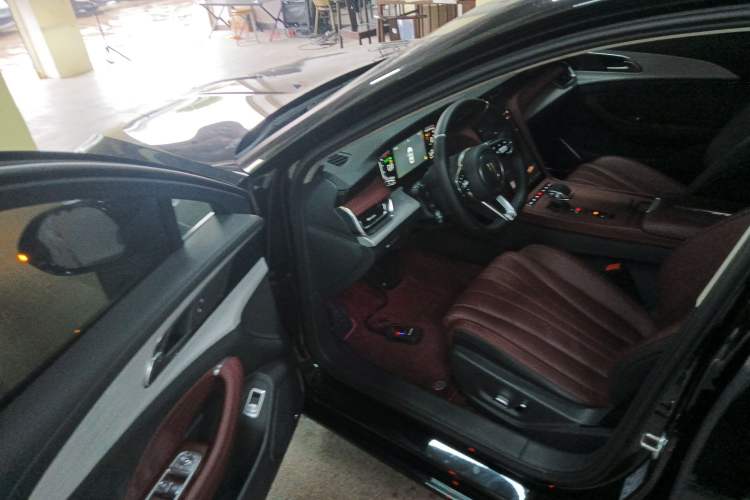 Used Hongqi H5 2025 1.5T DCT Xuan Ying Edition Driver Seat