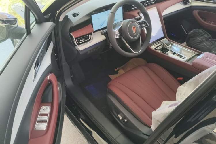 Used Hongqi H5 2025 2.0T Automatic Flag Edition – 500 000 Units Commemorative Version Driver Seat