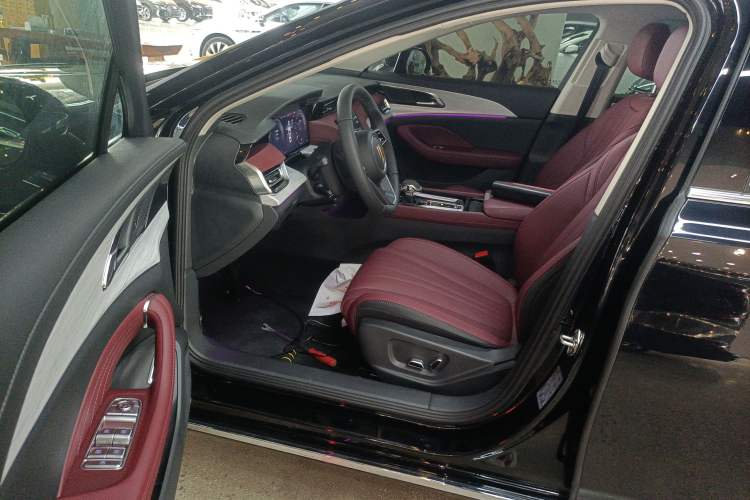 Used Hongqi H5 2025 2.0T Automatic Flag Edition – 500 000 Units Commemorative Version Driver Seat