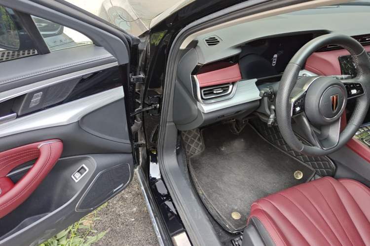 Used Hongqi H5 2025 2.0T Automatic Flag Edition – 500 000 Units Commemorative Version Driver Seat