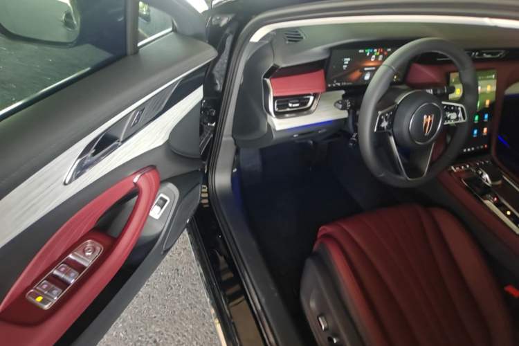 Used Hongqi H5 2025 2.0T Automatic Flag Edition – 500 000 Units Commemorative Version Driver Seat