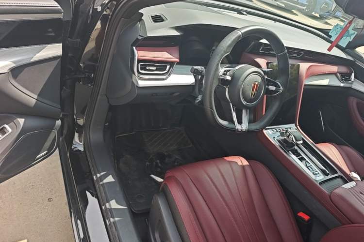 Used Hongqi H5 2025 2.0T Automatic Flag Edition – 500 000 Units Commemorative Version Driver Seat