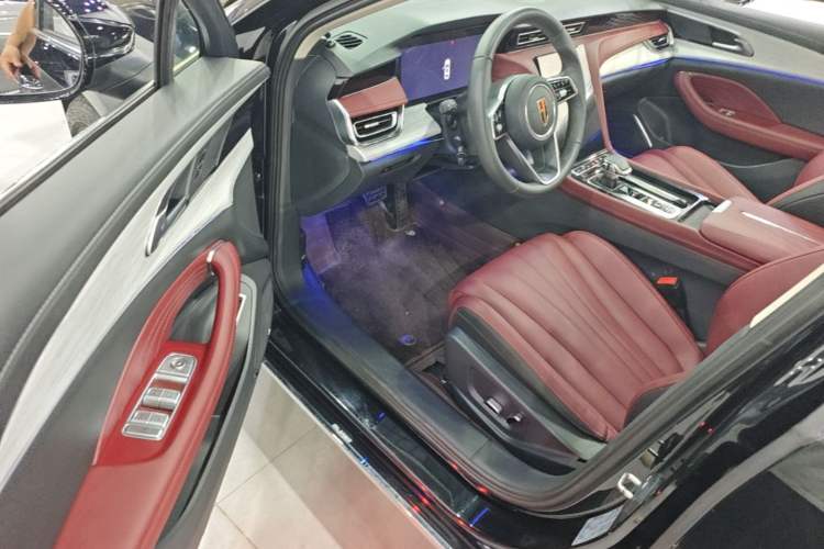 Used Hongqi H5 2025 2.0T Automatic Flag Edition – 500 000 Units Commemorative Version Driver Seat