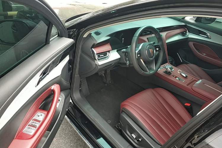Used Hongqi H5 2025 2.0T Automatic Flag Edition – 500 000 Units Commemorative Version Driver Seat