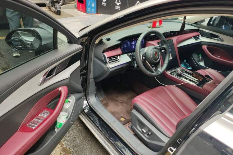 Used Hongqi H5 2025 2.0T Automatic Flag Edition – 500 000 Units Commemorative Version Driver Seat