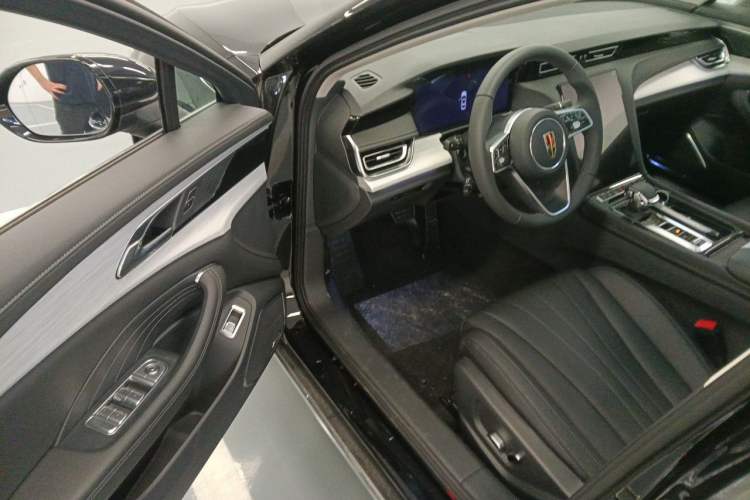 Used Hongqi H5 2025 2.0T Automatic Flag Edition – 500 000 Units Commemorative Version Driver Seat