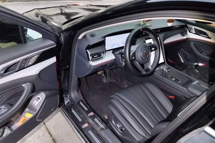 Used Hongqi H5 2025 2.0T Automatic Flag Edition – 500 000 Units Commemorative Version Driver Seat