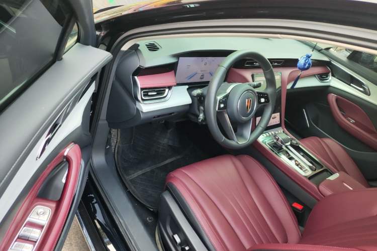 Used Hongqi H5 2025 2.0T Automatic Flag Edition – 500 000 Units Commemorative Version Driver Seat