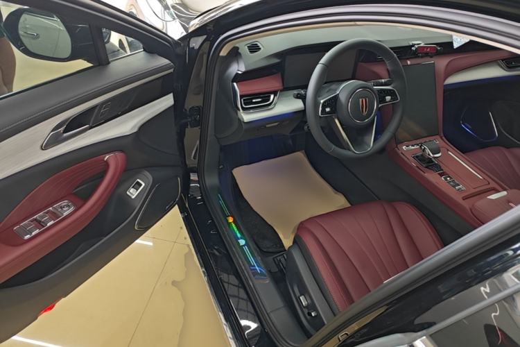 Used Hongqi H5 2025 2.0T Automatic Flag Edition – 500 000 Units Commemorative Version Driver Seat