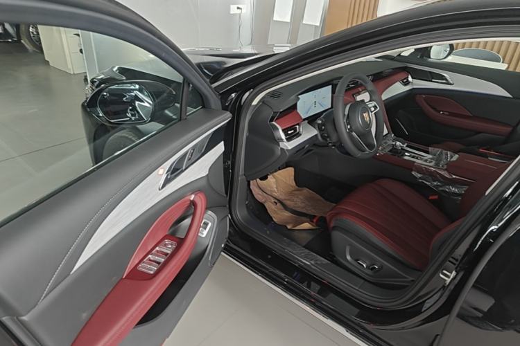 Used Hongqi H5 2025 2.0T Automatic Flag Edition – 500 000 Units Commemorative Version Driver Seat