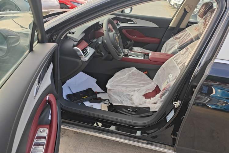 Used Hongqi H5 2025 2.0T Automatic Flag Edition – 500 000 Units Commemorative Version Driver Seat