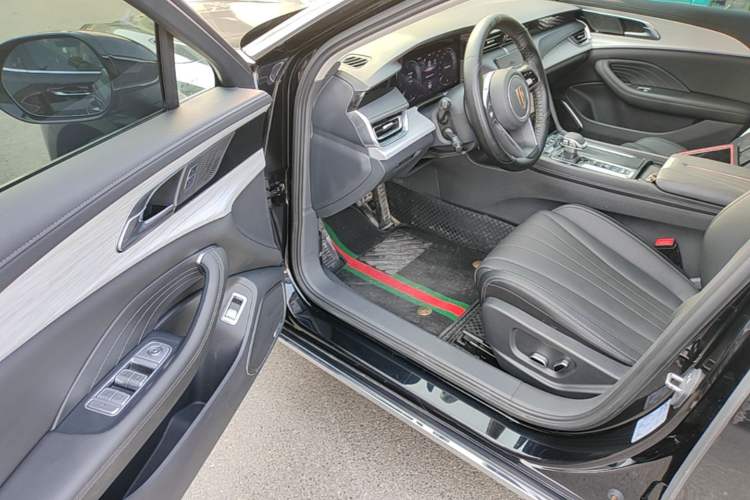 Used Hongqi H5 2025 2.0T Automatic Flag Edition – 500 000 Units Commemorative Version Driver Seat