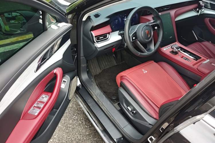 Used Hongqi H5 2025 2.0T Automatic Flag Edition – 500 000 Units Commemorative Version Driver Seat