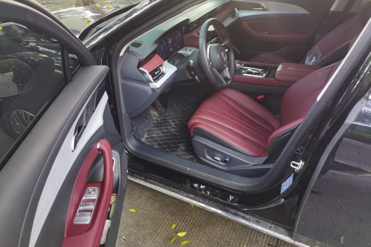 Used Hongqi H5 2025 2.0T Automatic Flag Edition – 500 000 Units Commemorative Version Driver Seat