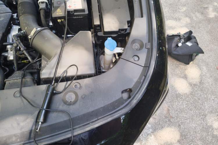 Used Hongqi H5 2025 2.0T Automatic Flag Edition – 500 000 Units Commemorative Version Engine Bay Left
