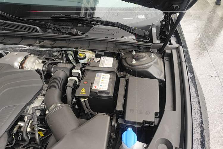 Used Hongqi H5 2025 2.0T Automatic Flag Edition – 500 000 Units Commemorative Version Engine Bay Left