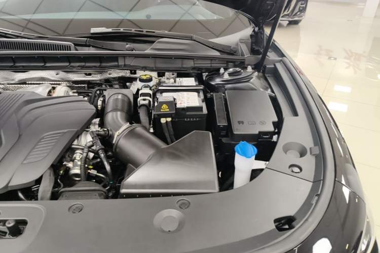 Used Hongqi H5 2025 Model 2.0T Automatic Xuan Ying 2 Million Units Commemorative Edition Engine Bay Left