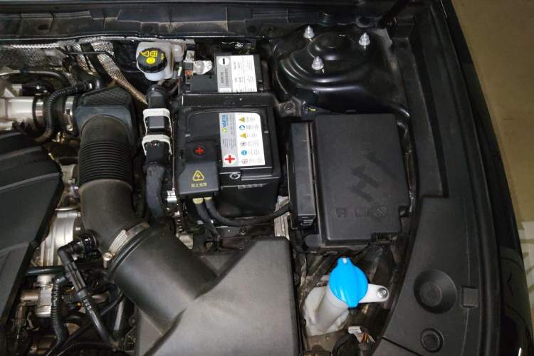 Used Hongqi H5 2025 2.0T Automatic Flag Edition – 500 000 Units Commemorative Version Engine Bay Left